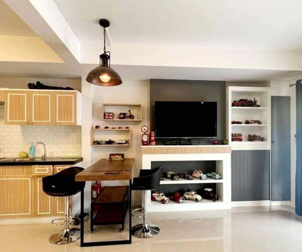 For RentTownhomeSamut Prakan,Samrong : Indy Village Bangna Km.7 #Pets allowed 2-story Townhome For rent Nearly IKEA-Mega Bangna (in 2 Minute) 89 Sq.m. 2 bedrooms 3 bathrooms Garden and 1 Parking Full finish furniture Pet Allowed Television x2 Washing Mechine Air Conditioner x 3 Water Heater x 