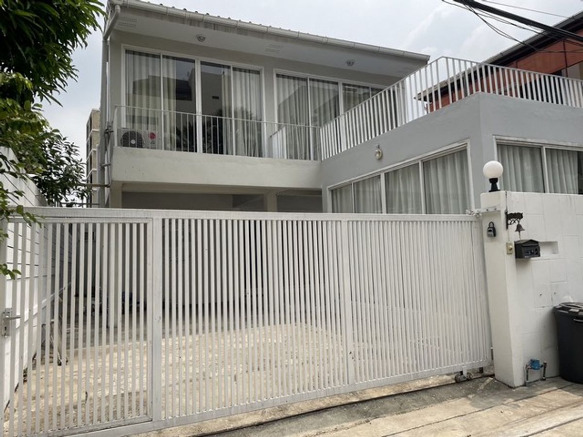 For RentHouseRatchadapisek, Huaikwang, Suttisan : Rent a 2 -story detached house after the new remote corner 405 sq.m., Sutthisan Ladprao District 48, near MRT Prayer, MRT Sutthisan Suitable for home office