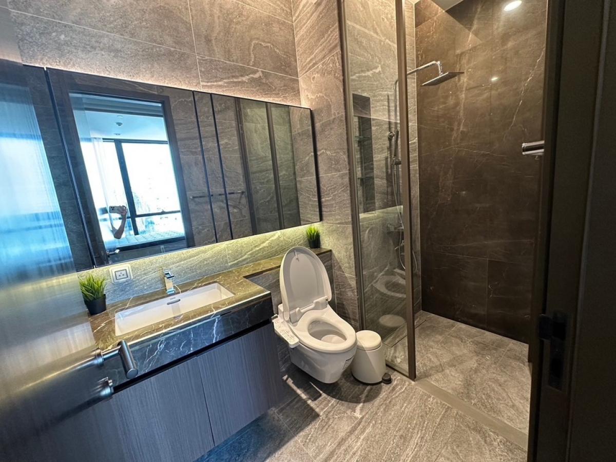 For SaleCondoSukhumvit, Asoke, Thonglor : 📢👇Good price, good location just infront of BTS on the main road of Sukhumvit , perfect facilities, fabulous Onzen.nice decoration, unblocked view