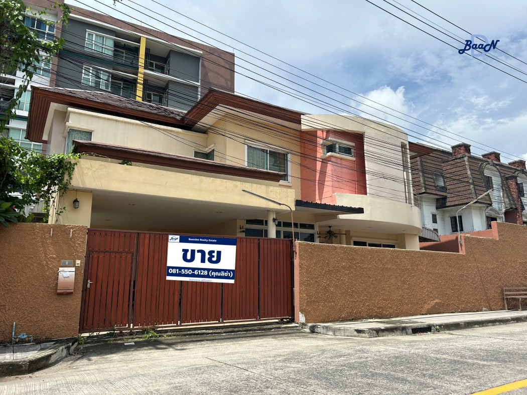 For SaleHouseSamut Prakan,Samrong : Single house for sale next to Seacon Square mall.  The Green Garden 300 sq m 79 sq m