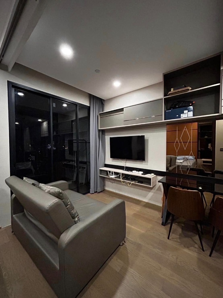 For RentCondoSiam Paragon ,Chulalongkorn,Samyan : Ashton Chula - Silom【𝐑𝐄𝐍𝐓】🔥Dark tone room, cool and aggressive style, complete with functions. Near Sam Yan MRT.🔥 Contact Line ID: @hacondo