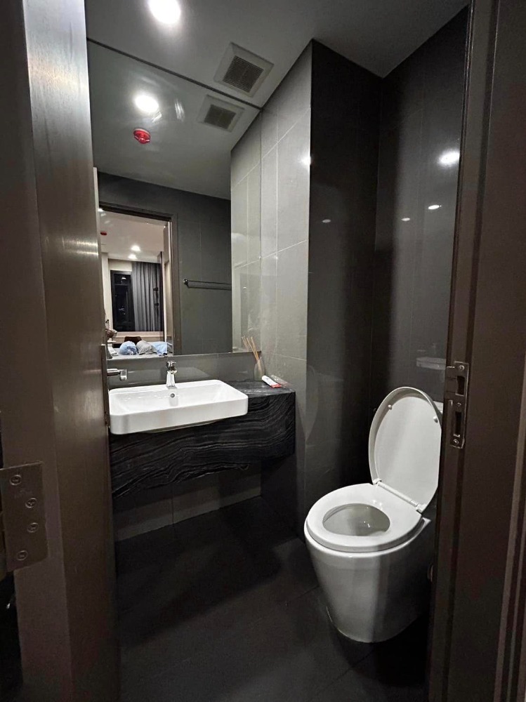 For RentCondoSiam Paragon ,Chulalongkorn,Samyan : Ashton Chula - Silom【𝐑𝐄𝐍𝐓】🔥Dark tone room, cool and aggressive style, complete with functions. Near Sam Yan MRT.🔥 Contact Line ID: @hacondo