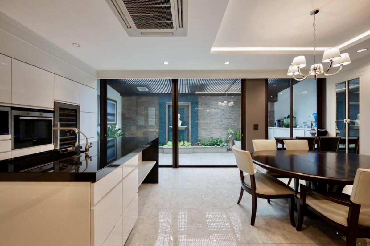 ขายทาวน์โฮมอ่อนนุช อุดมสุข : 📢👇Townhome 4 ชั้น เพิ่งตกแต่งใหม่ หน้าบ้านหันทิศ ตะวันออกเฉียงใต้ รปภ 24 ชม ไม่มีคลับเฮาส์และพื้นที่ส่วนกลาง ขายพร้อมเฟอร์นิเจอร์และชุดครัว Built-in (ไม่รวมเฟอร์นิเจอร์ตัวลอย) เดินทางสะดวกหลายเส้นทาง: ทางด่วนรามอินทรา-อาจณรงค์, สุขุมวิท, เอกมัย, คลองตัน