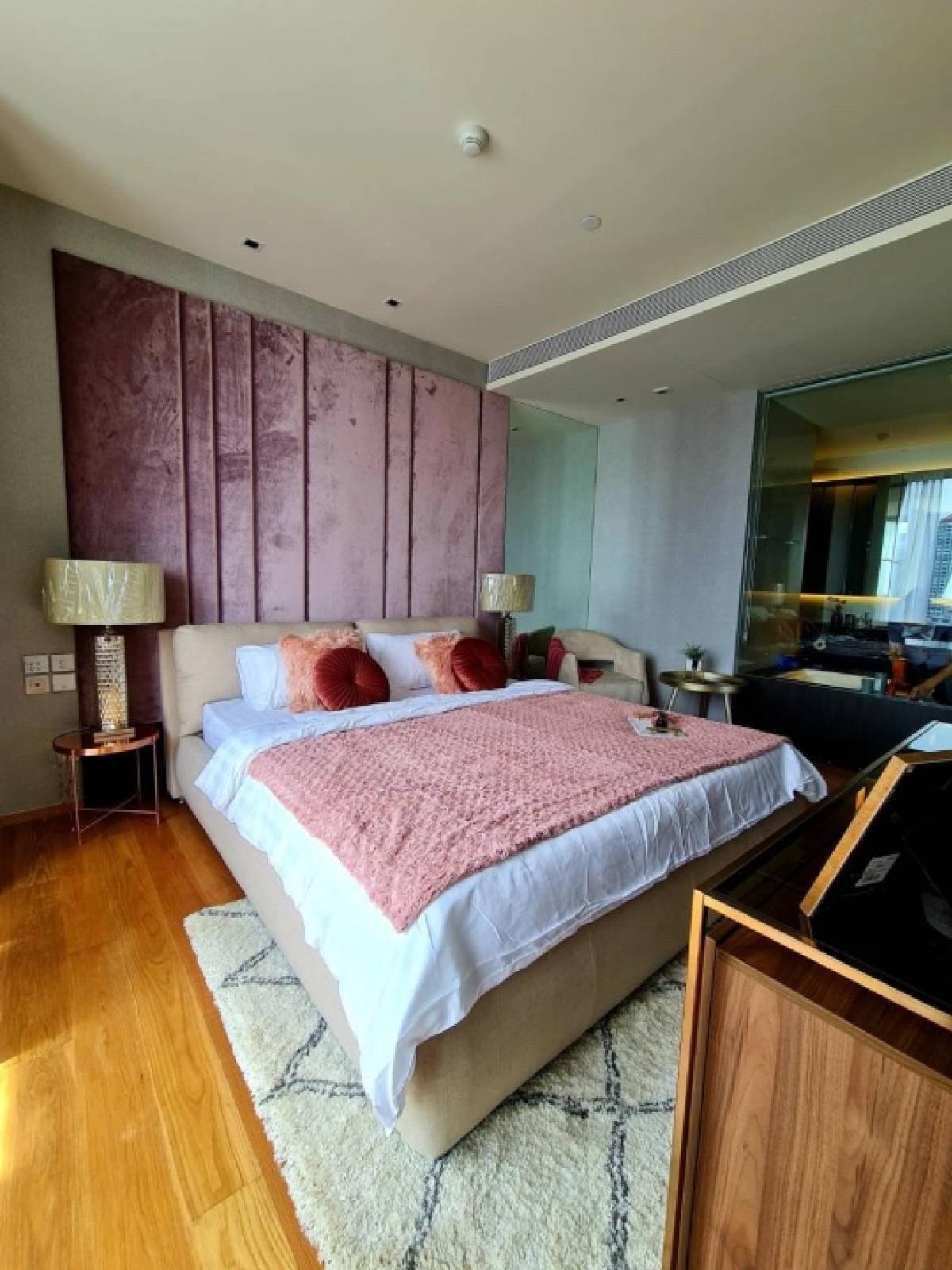 For RentCondoSukhumvit, Asoke, Thonglor : 📢👇Hurry book now. Very good price for luxury condo with 5 stars concierge service, close to BTS, only about 10 mins walk to Em district , nice layout and decor, fully furnished, ready to move in