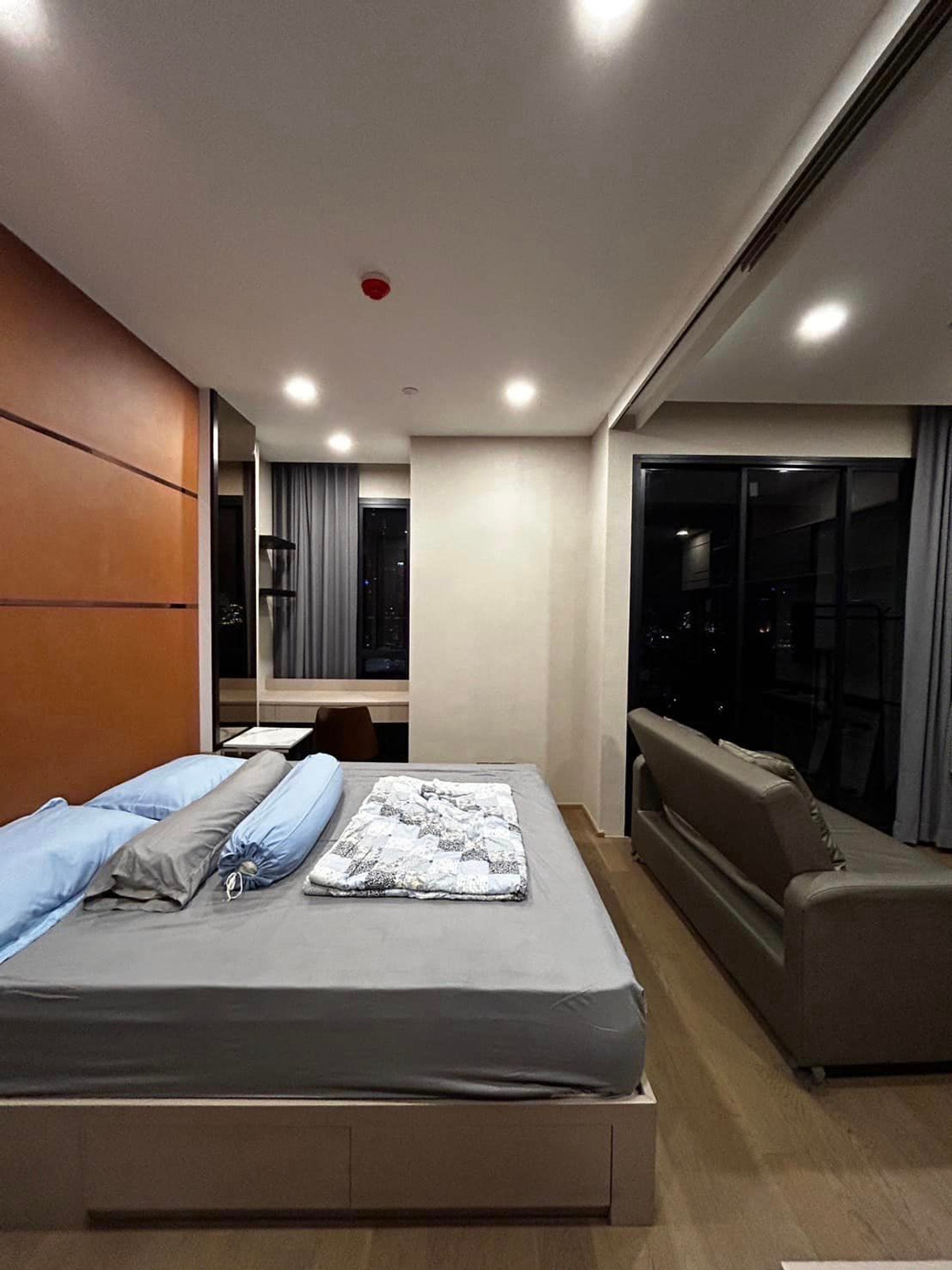 For RentCondoSiam Paragon ,Chulalongkorn,Samyan : Ashton Chula - Silom【𝐑𝐄𝐍𝐓】🔥Dark tone room, cool and aggressive style, complete with functions. Near Sam Yan MRT.🔥 Contact Line ID: @hacondo