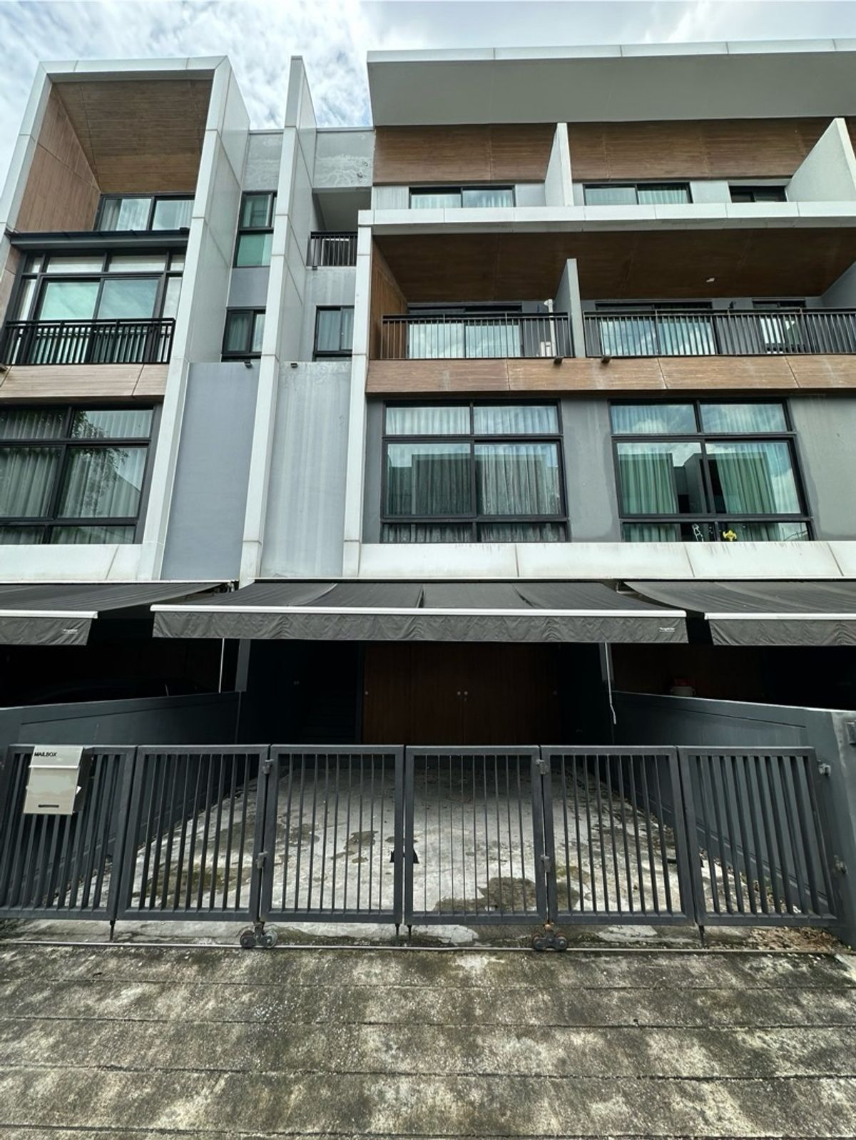 ให้เช่าทาวน์โฮมโชคชัย4 ลาดพร้าว71 : ให้เช่า ทาวน์โฮม 3.5 ชั้น โครงการ อาร์เด้น ลาดพร้าว71