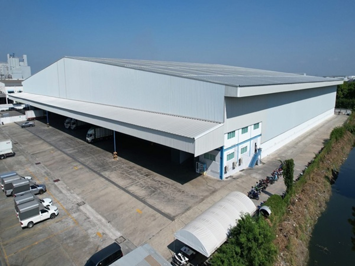 For RentWarehouseBangna, Bearing, Lasalle : New warehouse for rent, land area 280 square wah, size 18 x 30 meters, height 10 meters, total area 657 square meters, rental price 90,000 baht / month, electric gate, Bangna-Theparak Road