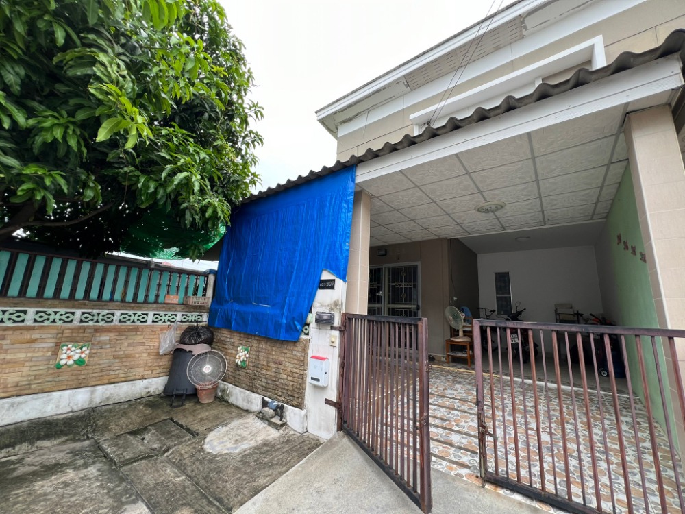 For SaleTownhomePathum Thani,Rangsit, Thammasat : Very cheap for sale, townhouse, Pruksa Village, Rangsit-Bang Phun 60/1, area 30.9 sq.wa., usable area 105 sq.m., suitable for living and renovating for profit, good location, convenient transportation, next to Rangsit-Pathum Thani Road