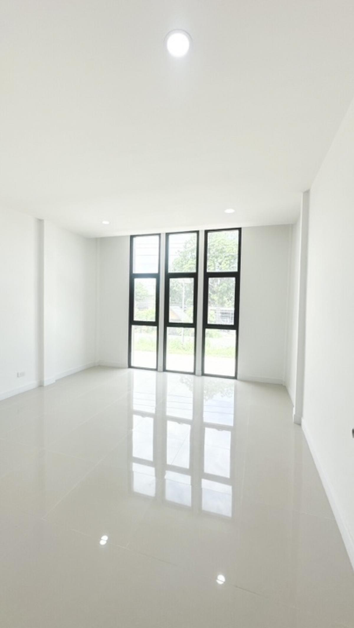 Shop HouseSriracha Laem Chabang Ban Bueng : Commercial building for sale-3-story townhome, home office 新建商业楼出售。 低于市场价出售 、 、 有 10 个房间 、 是拉差区 春武里府。。。 、 、 在线销售产品。。 Sriracha, newly built, cheap The most in this area, Chon Buri, Special Special Project-Nong Kham Selling cheaper than the market price  Th