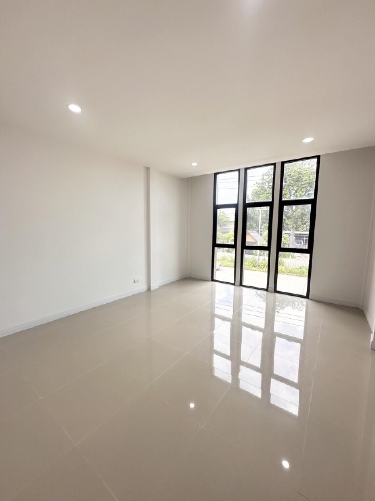 Shop HouseSriracha Laem Chabang Ban Bueng : Commercial building for sale-3-story townhome, home office 新建商业楼出售。 低于市场价出售 、 、 有 10 个房间 、 是拉差区 春武里府。。。 、 、 在线销售产品。。 Sriracha, newly built, cheap The most in this area, Chon Buri, Special Special Project-Nong Kham Selling cheaper than the market price  Th