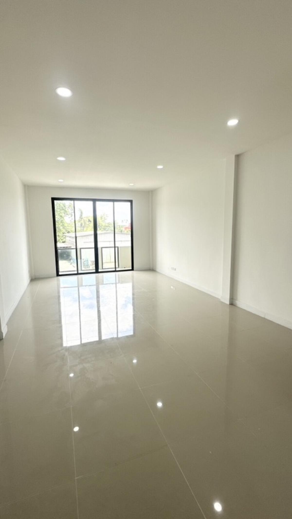 Shop HouseSriracha Laem Chabang Ban Bueng : Commercial building for sale-3-story townhome, home office 新建商业楼出售。 低于市场价出售 、 、 有 10 个房间 、 是拉差区 春武里府。。。 、 、 在线销售产品。。 Sriracha, newly built, cheap The most in this area, Chon Buri, Special Special Project-Nong Kham Selling cheaper than the market price  Th