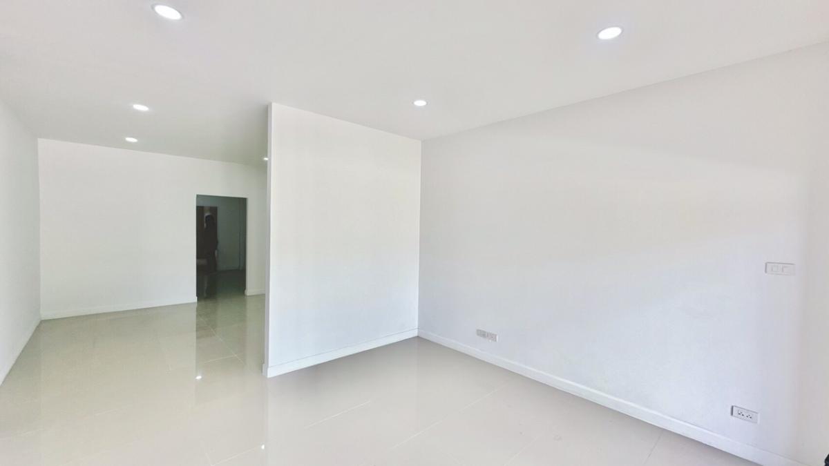 Shop HouseSriracha Laem Chabang Ban Bueng : Commercial building for sale-3-story townhome, home office 新建商业楼出售。 低于市场价出售 、 、 有 10 个房间 、 是拉差区 春武里府。。。 、 、 在线销售产品。。 Sriracha, newly built, cheap The most in this area, Chon Buri, Special Special Project-Nong Kham Selling cheaper than the market price  Th