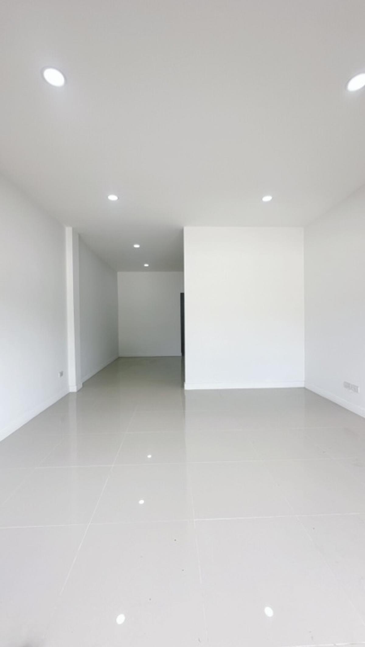 Shop HouseSriracha Laem Chabang Ban Bueng : Commercial building for sale-3-story townhome, home office 新建商业楼出售。 低于市场价出售 、 、 有 10 个房间 、 是拉差区 春武里府。。。 、 、 在线销售产品。。 Sriracha, newly built, cheap The most in this area, Chon Buri, Special Special Project-Nong Kham Selling cheaper than the market price  Th