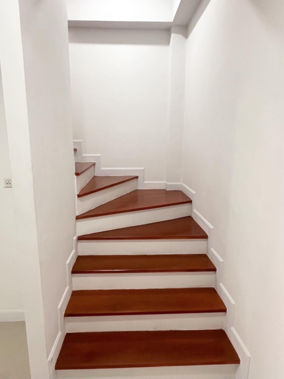 Shop HouseSriracha Laem Chabang Ban Bueng : Commercial building for sale-3-story townhome, home office 新建商业楼出售。 低于市场价出售 、 、 有 10 个房间 、 是拉差区 春武里府。。。 、 、 在线销售产品。。 Sriracha, newly built, cheap The most in this area, Chon Buri, Special Special Project-Nong Kham Selling cheaper than the market price  Th