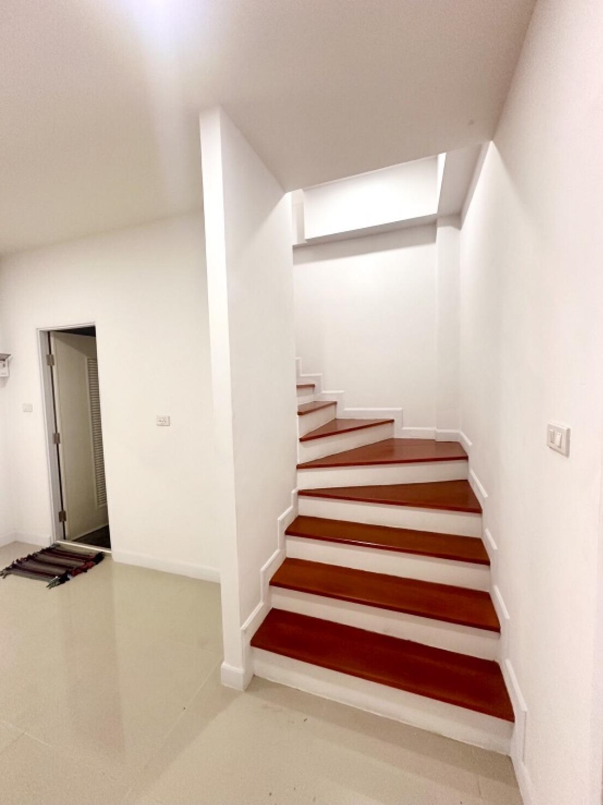 Shop HouseSriracha Laem Chabang Ban Bueng : Commercial building for sale-3-story townhome, home office 新建商业楼出售。 低于市场价出售 、 、 有 10 个房间 、 是拉差区 春武里府。。。 、 、 在线销售产品。。 Sriracha, newly built, cheap The most in this area, Chon Buri, Special Special Project-Nong Kham Selling cheaper than the market price  Th