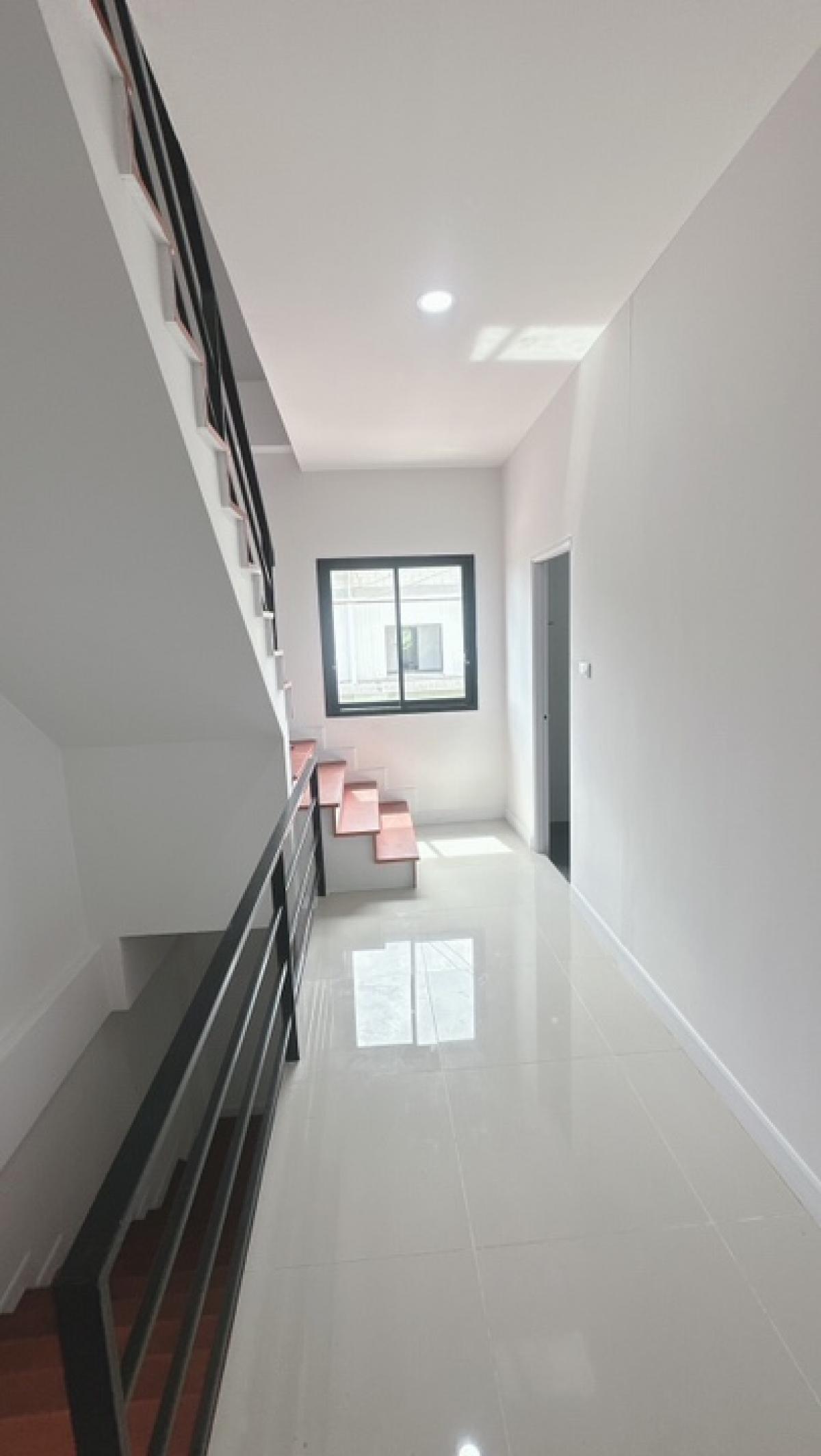 Shop HouseSriracha Laem Chabang Ban Bueng : Commercial building for sale-3-story townhome, home office 新建商业楼出售。 低于市场价出售 、 、 有 10 个房间 、 是拉差区 春武里府。。。 、 、 在线销售产品。。 Sriracha, newly built, cheap The most in this area, Chon Buri, Special Special Project-Nong Kham Selling cheaper than the market price  Th