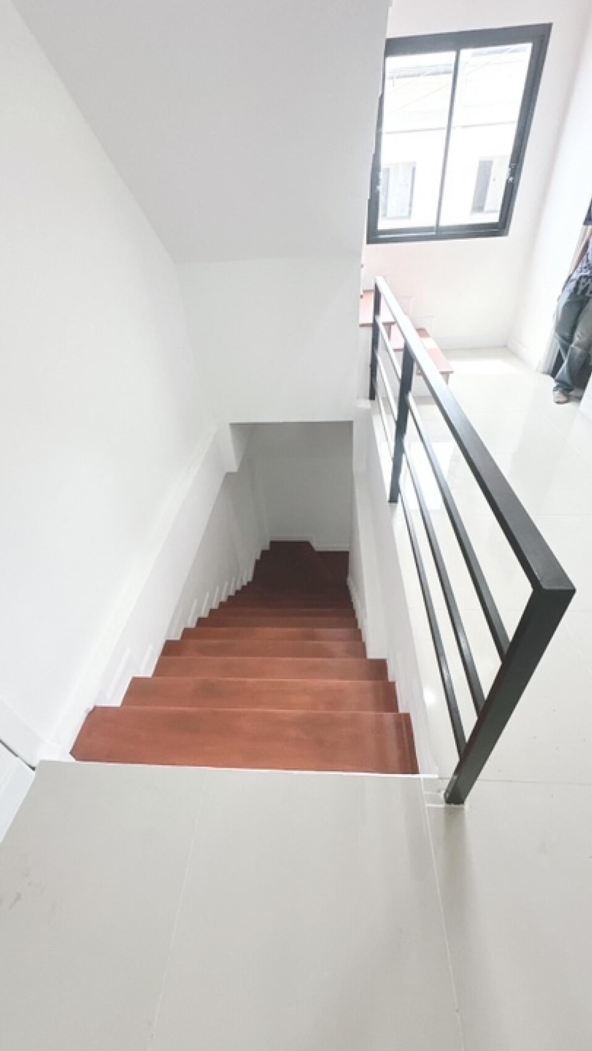 Shop HouseSriracha Laem Chabang Ban Bueng : Commercial building for sale-3-story townhome, home office 新建商业楼出售。 低于市场价出售 、 、 有 10 个房间 、 是拉差区 春武里府。。。 、 、 在线销售产品。。 Sriracha, newly built, cheap The most in this area, Chon Buri, Special Special Project-Nong Kham Selling cheaper than the market price  Th