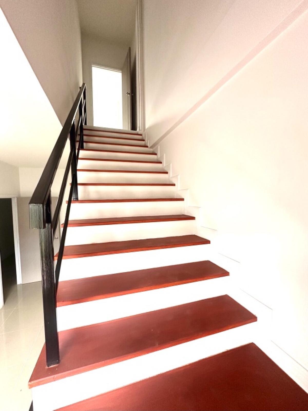 Shop HouseSriracha Laem Chabang Ban Bueng : Commercial building for sale-3-story townhome, home office 新建商业楼出售。 低于市场价出售 、 、 有 10 个房间 、 是拉差区 春武里府。。。 、 、 在线销售产品。。 Sriracha, newly built, cheap The most in this area, Chon Buri, Special Special Project-Nong Kham Selling cheaper than the market price  Th