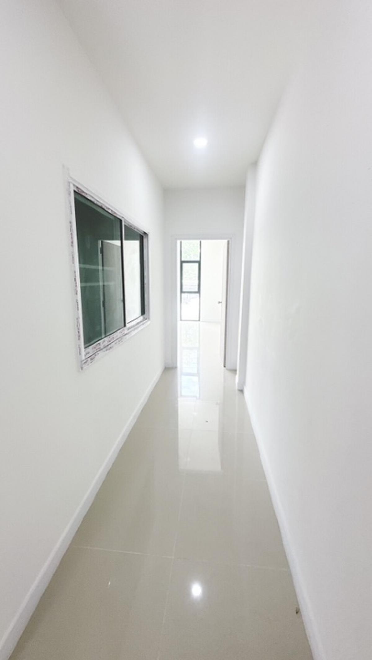 Shop HouseSriracha Laem Chabang Ban Bueng : Commercial building for sale-3-story townhome, home office 新建商业楼出售。 低于市场价出售 、 、 有 10 个房间 、 是拉差区 春武里府。。。 、 、 在线销售产品。。 Sriracha, newly built, cheap The most in this area, Chon Buri, Special Special Project-Nong Kham Selling cheaper than the market price  Th