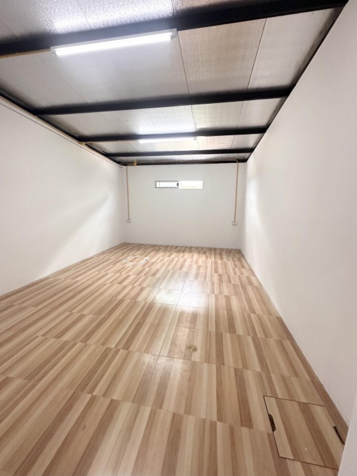 Shop HouseSriracha Laem Chabang Ban Bueng : Commercial building for sale-3-story townhome, home office 新建商业楼出售。 低于市场价出售 、 、 有 10 个房间 、 是拉差区 春武里府。。。 、 、 在线销售产品。。 Sriracha, newly built, cheap The most in this area, Chon Buri, Special Special Project-Nong Kham Selling cheaper than the market price  Th