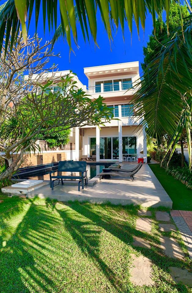 For SaleHousePattaya, Bangsaen, Chonburi : Beautiful 3-storey house for sale!! Sea view, suitable for investment to expand your business.