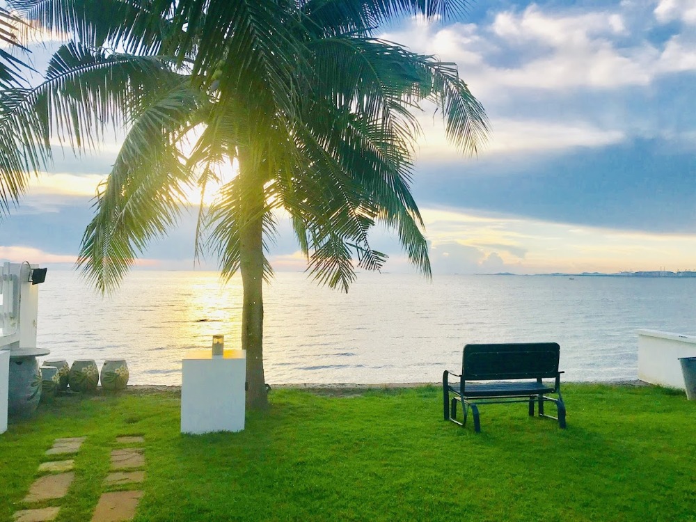 For SaleHousePattaya, Bangsaen, Chonburi : Beautiful 3-storey house for sale!! Sea view, suitable for investment to expand your business.