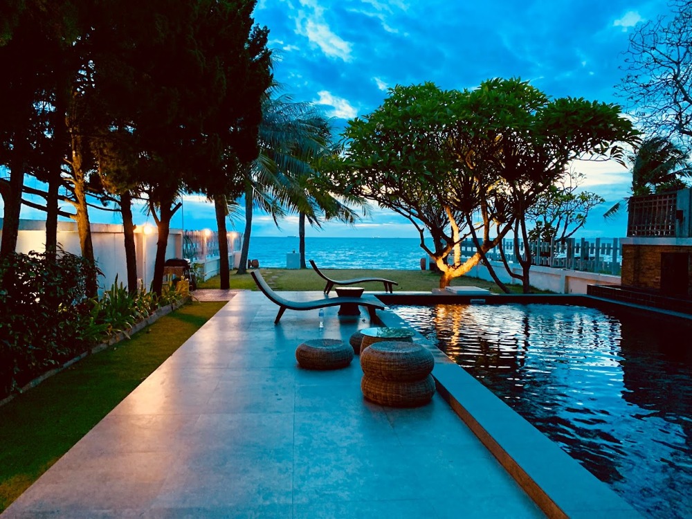 For SaleHousePattaya, Bangsaen, Chonburi : Beautiful 3-storey house for sale!! Sea view, suitable for investment to expand your business.