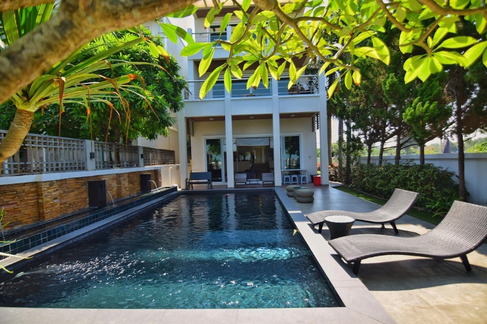 For SaleHousePattaya, Bangsaen, Chonburi : Beautiful 3-storey house for sale!! Sea view, suitable for investment to expand your business.