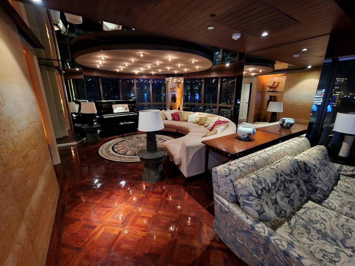 For SaleCondoSilom, Saladaeng, Bangrak : 📢👇 The Exclusive Luxury Private Residence with Chao-Phaya River view in the prime location building at SilomA unique penthouse with Thai art studio design ,  5 private balconies horizon sunset view