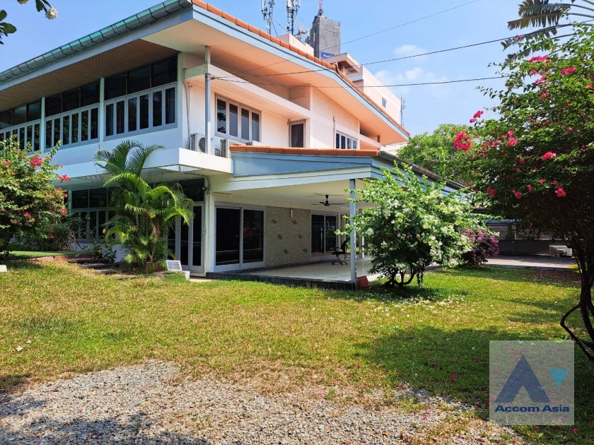 For RentHouseRatchadapisek, Huaikwang, Suttisan : 🔼AccomA🔽 Private Swimming Pool 4 Beds House for Rent in New Phetchaburi, MRT Phetchaburi