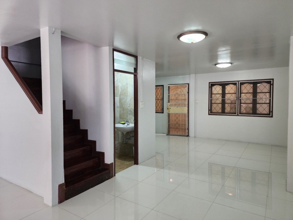 ขายทาวน์โฮมบางซื่อ วงศ์สว่าง เตาปูน : ลดราคา ขายบ้านหลังมุม ซอยกรุงเทพนนท์ 13 (ซอยทับทิม 2) สภาพดี รีโนเวทบางส่วน พร้อมอยู่