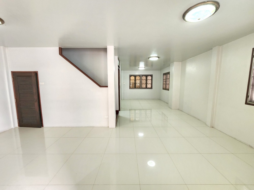 ขายทาวน์โฮมบางซื่อ วงศ์สว่าง เตาปูน : ลดราคา ขายบ้านหลังมุม ซอยกรุงเทพนนท์ 13 (ซอยทับทิม 2) สภาพดี รีโนเวทบางส่วน พร้อมอยู่