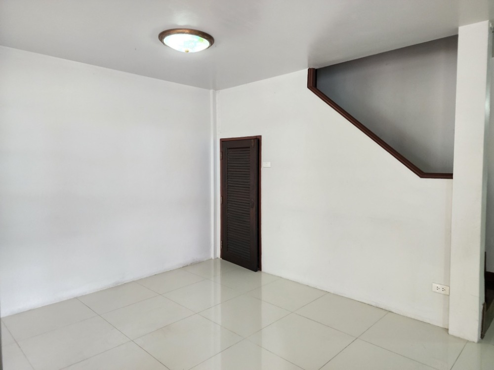 ขายทาวน์โฮมบางซื่อ วงศ์สว่าง เตาปูน : ลดราคา ขายบ้านหลังมุม ซอยกรุงเทพนนท์ 13 (ซอยทับทิม 2) สภาพดี รีโนเวทบางส่วน พร้อมอยู่