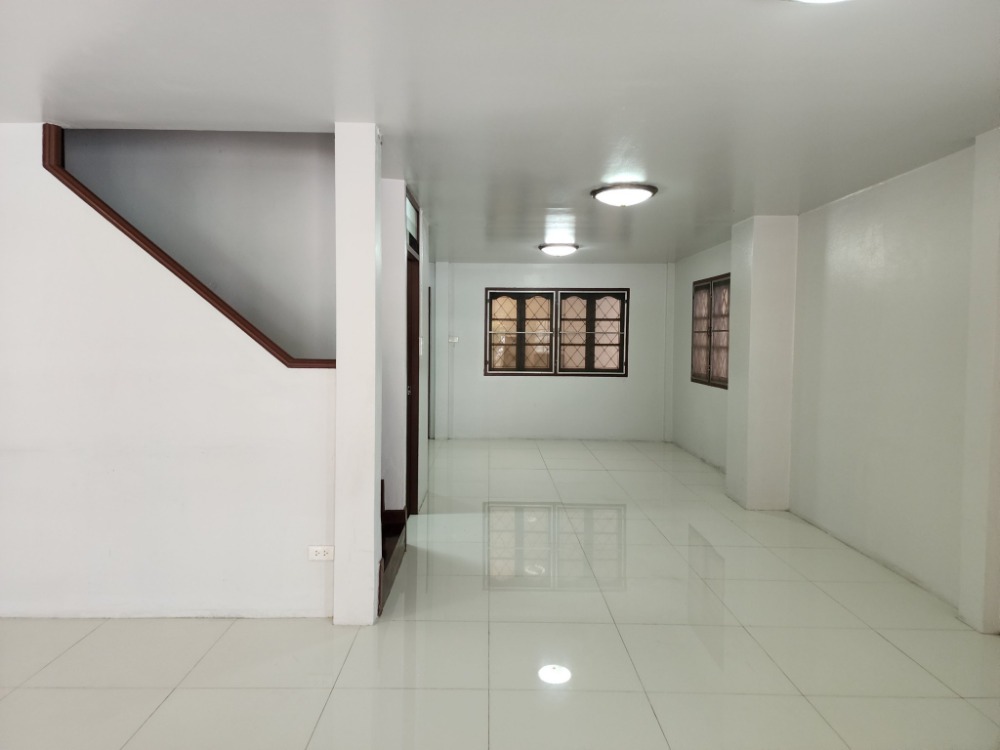 ขายทาวน์โฮมบางซื่อ วงศ์สว่าง เตาปูน : ลดราคา ขายบ้านหลังมุม ซอยกรุงเทพนนท์ 13 (ซอยทับทิม 2) สภาพดี รีโนเวทบางส่วน พร้อมอยู่