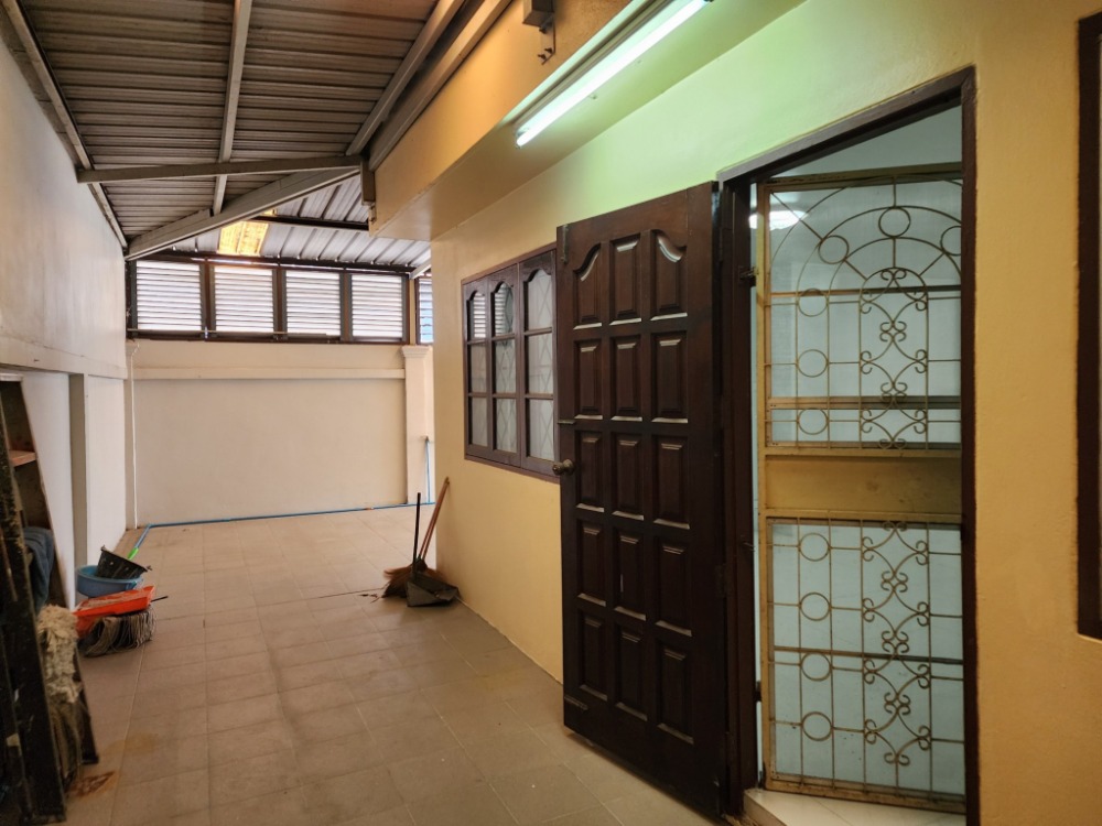 ขายทาวน์โฮมบางซื่อ วงศ์สว่าง เตาปูน : ลดราคา ขายบ้านหลังมุม ซอยกรุงเทพนนท์ 13 (ซอยทับทิม 2) สภาพดี รีโนเวทบางส่วน พร้อมอยู่