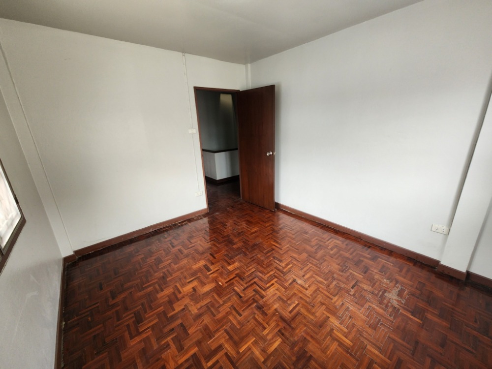 ขายทาวน์โฮมบางซื่อ วงศ์สว่าง เตาปูน : ลดราคา ขายบ้านหลังมุม ซอยกรุงเทพนนท์ 13 (ซอยทับทิม 2) สภาพดี รีโนเวทบางส่วน พร้อมอยู่