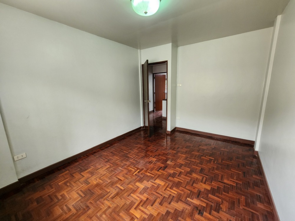 ขายทาวน์โฮมบางซื่อ วงศ์สว่าง เตาปูน : ลดราคา ขายบ้านหลังมุม ซอยกรุงเทพนนท์ 13 (ซอยทับทิม 2) สภาพดี รีโนเวทบางส่วน พร้อมอยู่