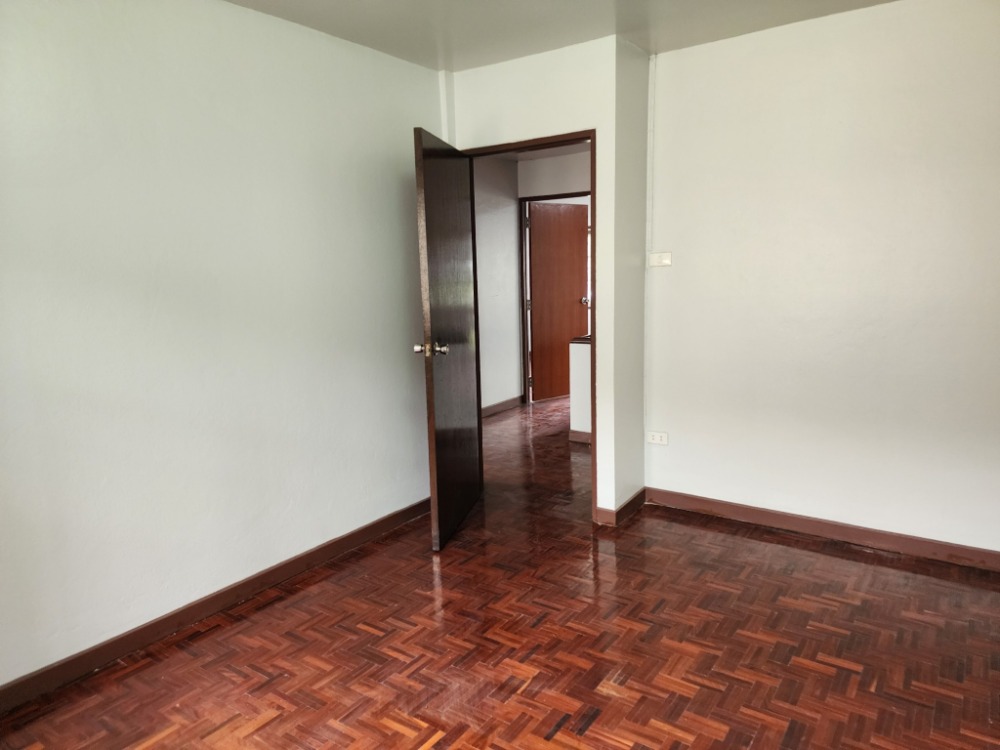 ขายทาวน์โฮมบางซื่อ วงศ์สว่าง เตาปูน : ลดราคา ขายบ้านหลังมุม ซอยกรุงเทพนนท์ 13 (ซอยทับทิม 2) สภาพดี รีโนเวทบางส่วน พร้อมอยู่