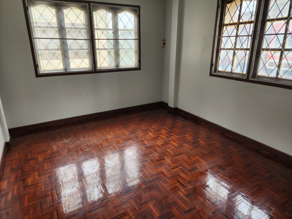 ขายทาวน์โฮมบางซื่อ วงศ์สว่าง เตาปูน : ลดราคา ขายบ้านหลังมุม ซอยกรุงเทพนนท์ 13 (ซอยทับทิม 2) สภาพดี รีโนเวทบางส่วน พร้อมอยู่