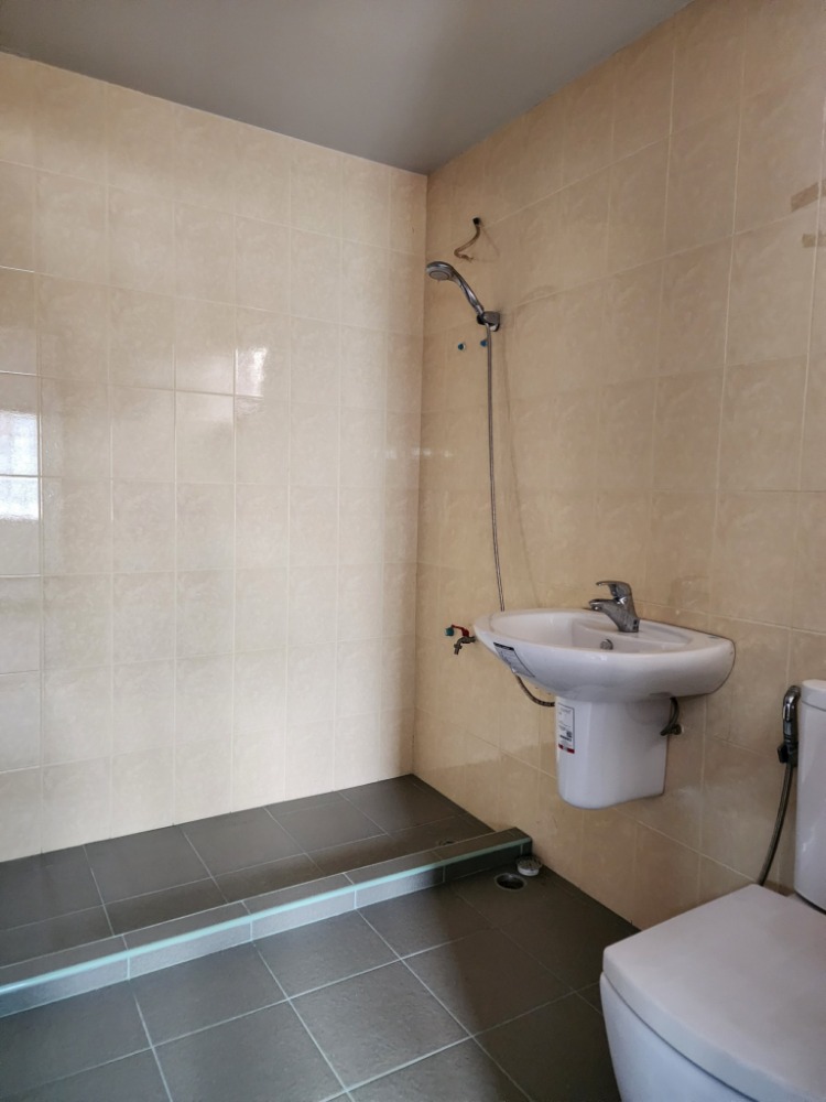 ขายทาวน์โฮมบางซื่อ วงศ์สว่าง เตาปูน : ลดราคา ขายบ้านหลังมุม ซอยกรุงเทพนนท์ 13 (ซอยทับทิม 2) สภาพดี รีโนเวทบางส่วน พร้อมอยู่