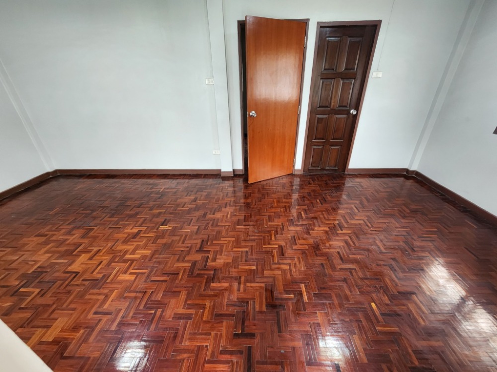 ขายทาวน์โฮมบางซื่อ วงศ์สว่าง เตาปูน : ลดราคา ขายบ้านหลังมุม ซอยกรุงเทพนนท์ 13 (ซอยทับทิม 2) สภาพดี รีโนเวทบางส่วน พร้อมอยู่