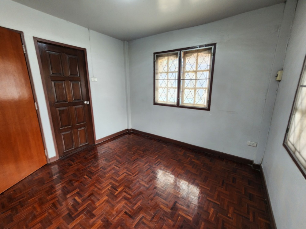 ขายทาวน์โฮมบางซื่อ วงศ์สว่าง เตาปูน : ลดราคา ขายบ้านหลังมุม ซอยกรุงเทพนนท์ 13 (ซอยทับทิม 2) สภาพดี รีโนเวทบางส่วน พร้อมอยู่