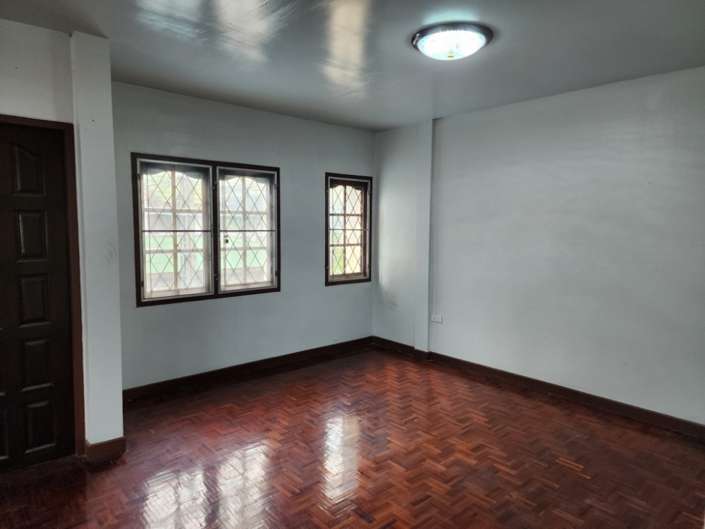 ขายทาวน์โฮมบางซื่อ วงศ์สว่าง เตาปูน : ลดราคา ขายบ้านหลังมุม ซอยกรุงเทพนนท์ 13 (ซอยทับทิม 2) สภาพดี รีโนเวทบางส่วน พร้อมอยู่