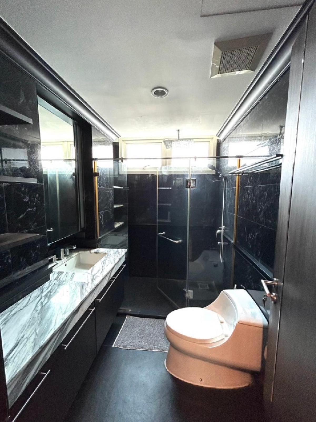 For SaleCondoSukhumvit, Asoke, Thonglor : 📢👇 Room for sale with tenant contract ends May 29, 2026. (rent 78,000 baht) Ideal for living or investment , fully furnished, unblocked view.