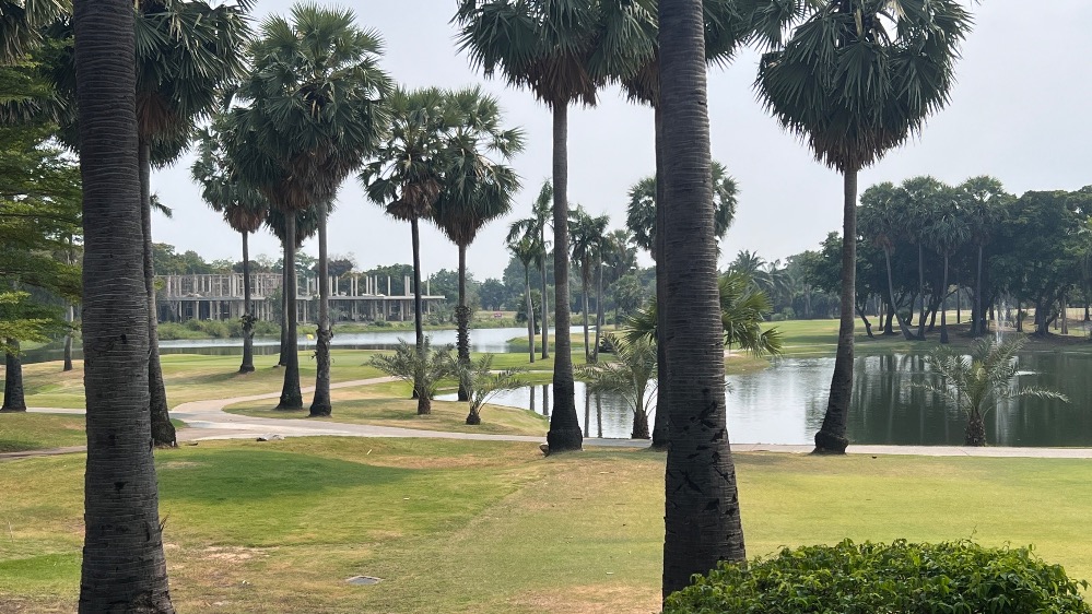 For SaleLandBangna, Bearing, Lasalle : Land for sale in Lakewood Golf Course, next to the lake.