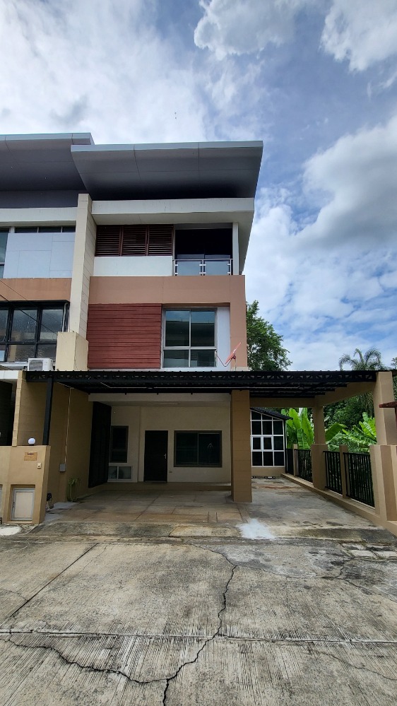 For SaleTownhomeChaengwatana, Muangthong : Townhouse for sale, 3 floors, near the Pink Line electric train, Chaeng Watthana-Pak Kret Station 28 (in front of Central Chaeng Watthana), near the expressway. Call 0821055570.