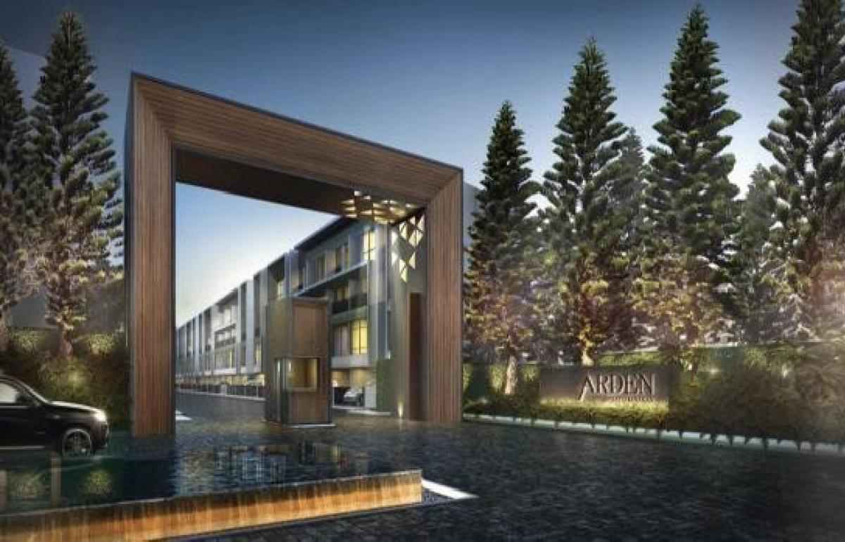 For RentTownhomePattanakan, Srinakarin : *BEST DEAL* Special offer!!! Rent a townhome in Arden, located in the heart of the city. This unit is right on the main road with no houses opposite. Close to the Clubhouse with a pool view.