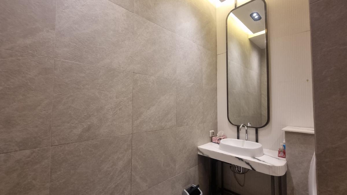 ให้เช่าร้านค้า/ตลาดนัดสุขุมวิท อโศก ทองหล่อ : อโศก ให้เช่าพื้นที่ รับทุกธุรกิจที่ถูกกฎหมาย เหมาะทำคลินิกความงาม คลินิกทำฟัน เดิมเป็นห้องรับรองของอาคาร ตกแต่งไว้หรู