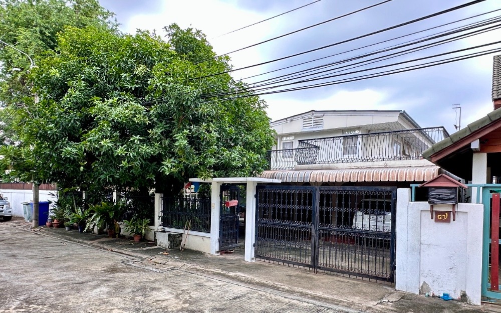 ขายบ้านพัฒนาการ ศรีนครินทร์ : ขายหมู่บ้านเสรี 84 ตร.วา  พระราม9 ซอย58 บ้านเดี่ยวขนาดใหญ่ โครงสร้างดี  ดูแลดี  4 นอน  ทำเลดี เดินทางสะดวกเข้า ออกถนนพระราม9 และพัฒนาการ