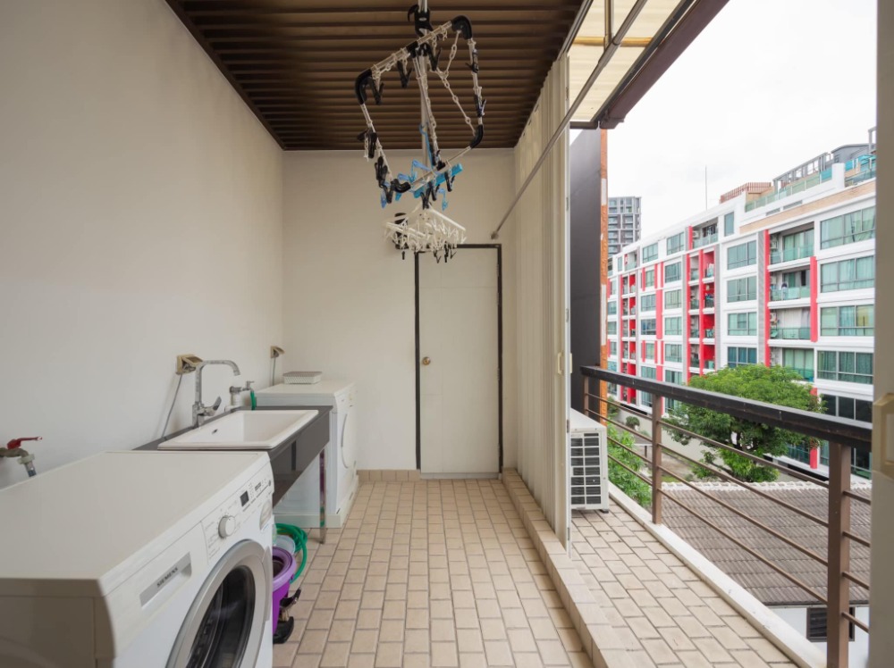 ขายทาวน์โฮมอ่อนนุช อุดมสุข : S-HTRS101 ขาย ทาวน์โฮม เรสซิเดนท์ สุขุมวิท 65 4ชั้น ทิศตะวันออกเฉียงใต้ พื้นที่ 28.1ตรว. พื้นที่ใช้สอย 300ตรม. 2นอน 2น้ำ 26ล้าน 064-959-8900